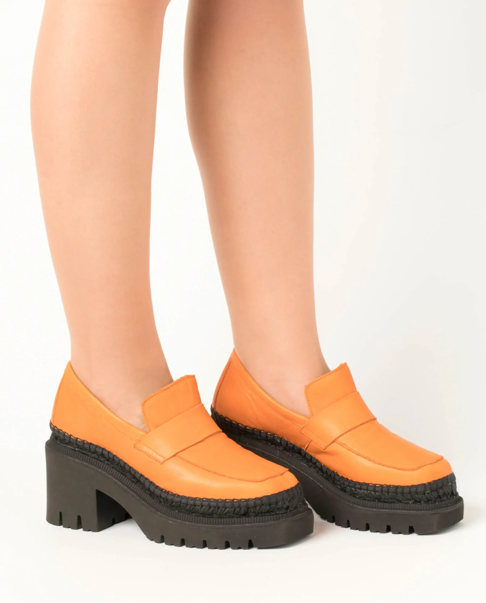Mocasín de tacón en velvet naranja Panteta