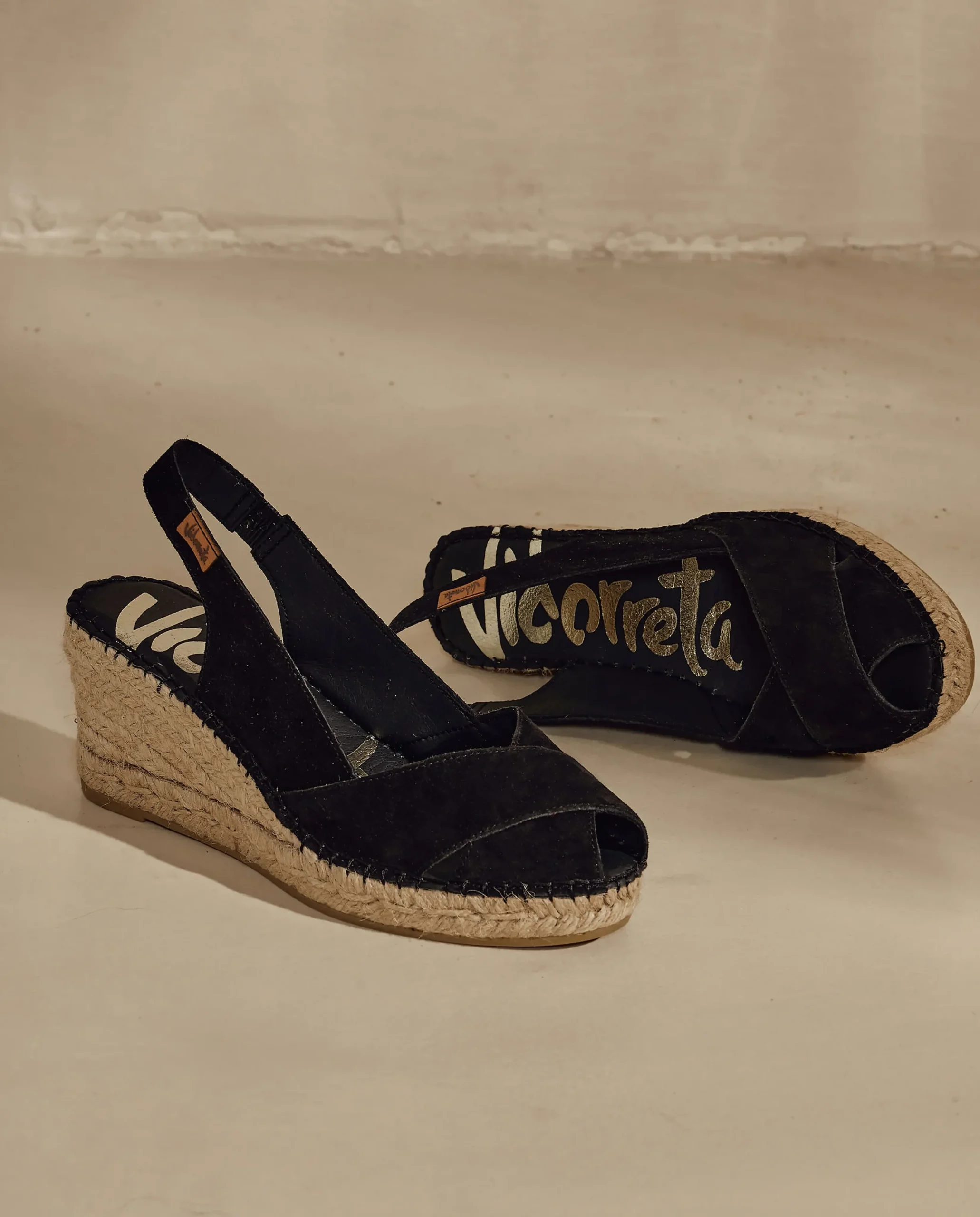Sandalia en serraje negro Clavel