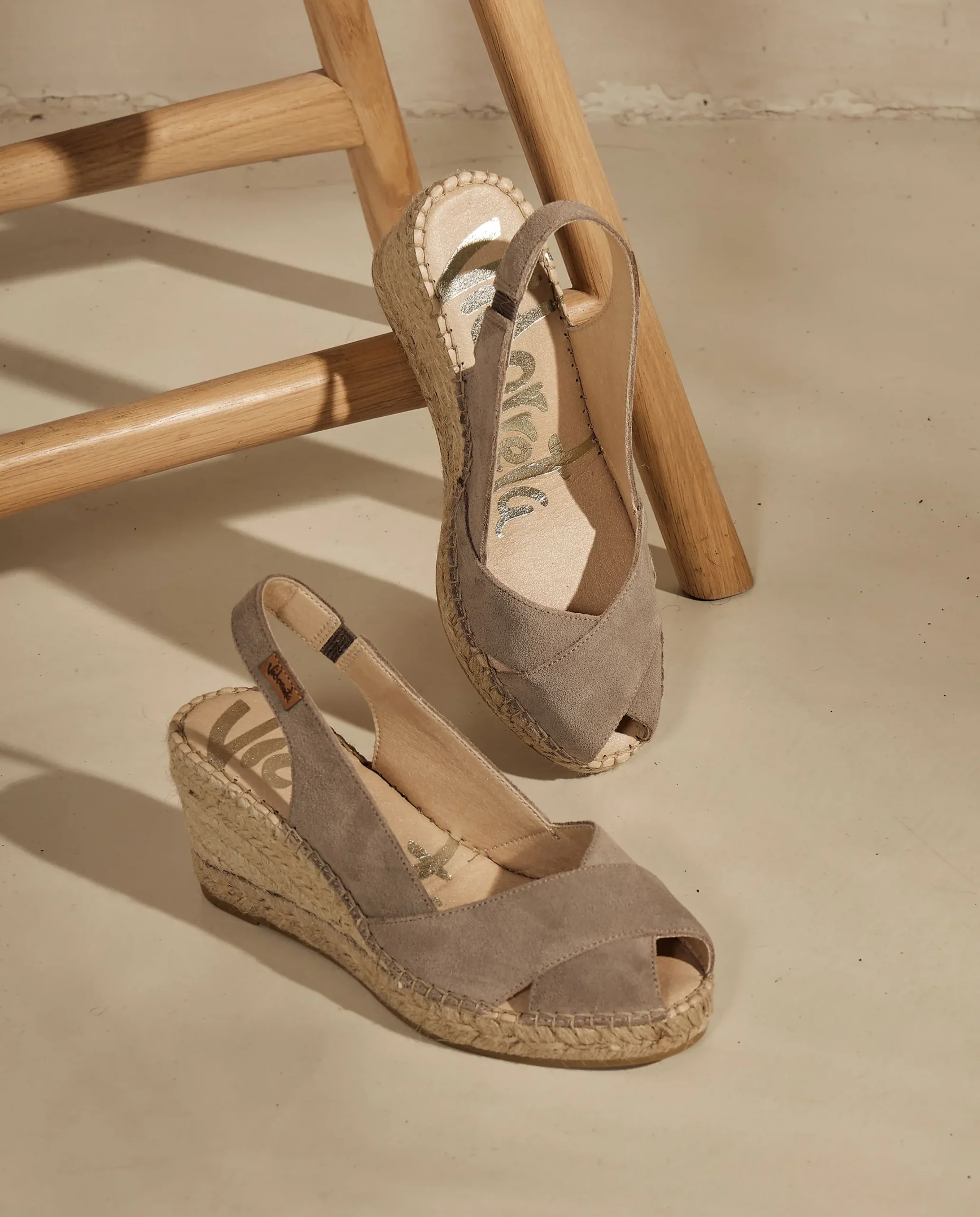 Sandalia en serraje taupe Clavel